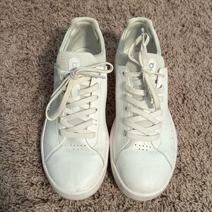 Great condition all white leather ON The Roger lace up tennis shoe!